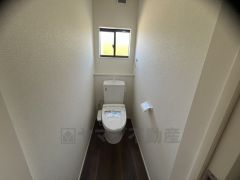 温水洗浄機付トイレです。節水機能もあるので、安心して使えますね。もちろん、1階2階の2ヶ所にトイレがあるので、忙しい朝にもゆとりができますね。