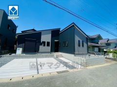 平屋＾＾敷地面積64坪以上＾＾LDK広々20.7坪。スタディカウンター・パントリー・ウォークインクローゼット有＾＾並列駐車3台＾＾西鉄バス「原田」停まで徒歩7分＾＾