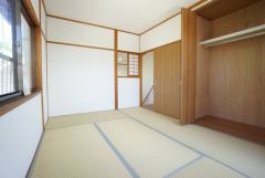 寝室としてお使いいただけそうなこちらのお部屋は、日当たりが良く、爽やかな風を感じて起きる朝は、快適生活の始まりに。