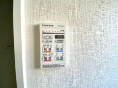浴室暖房乾燥機には、暖房、乾燥、涼風、換気の4つの機能が付いています。タイマー付きです。