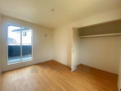 木目調のシンプルデザインで落ち着きと安らぎの空間に仕上げています。各部屋に収納が完備されているので、お荷物が多くなっても安心の設計です。