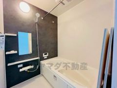 1日の疲れを癒すくつろぎのバスルーム。足を伸ばしてもゆったりと入れるサイズです。お子様と一緒にお風呂に入っても狭くないですね^^