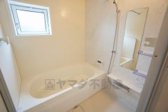 1日の疲れを癒すくつろぎのバスルーム。足を伸ばしてもゆったりと入れるサイズです。お子様と一緒にお風呂に入っても狭くないですね^^