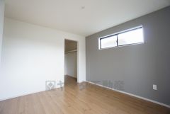 住む人のこだわりを活かす洋室＾＾日当たりがよく、寝室としての利用もおすすめ。広めのクローゼットもあり荷物もすっきり片付けれ、ゆとりのある暮らしが出来ます＾＾