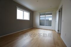 デザインクロスが2階洋室の雰囲気を上品に仕上げています。いつもと違う雰囲気のお部屋をお楽しみください。