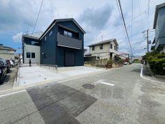 前面道路は6ｍと広く駐車がスムーズにできます＾＾