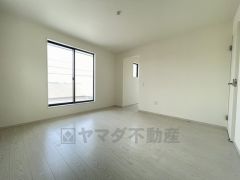 明るい洋室です。ナチュラル色のフローリングで開放的な優しい雰囲気になっています＾＾ベッドや机、ＴＶを置いてもゆとりのある広さです。
