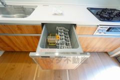 ビルトインタイプで、キッチンと同じカラーにすることにより一体感を持たせることができます。乾燥機能が備わっているため家事の時間が短縮できます。