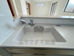色も形もキレイなシンクは、広さも確保しているので、大きめの鍋も簡単に洗えます。
