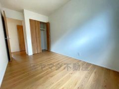 住む人のこだわりを活かす洋室。日当たりがよく、寝室としての利用もおすすめ。広めのクローゼットには荷物をすっきり片付けられ、ゆとりのある暮らしが出来ます＾＾