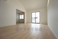 同仕様写真。大きな窓のあるリビングは、陽光あふれる明るい空間です。居心地良く、ご家族皆がゆったり寛げる憩いの空間となりそうです。