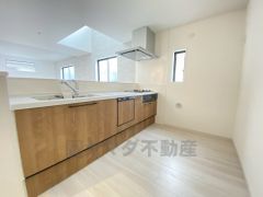 対面式カウンターキッチンでお子様の様子が見守れます。カウンタートップは耐熱性に優れており、日ごろのお掃除もふき取るだけでＯＫ。ステンレスシンクも簡単にお掃除できますよ。