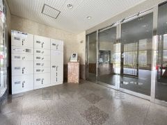 オートロックで防犯性も安心です＾＾ 宅配ボックスも完備されており、不在時でも荷物を受け取れます＾＾　