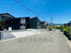 前面道路は広々6ｍ。イオン乙金ショッピングセンターまで車で約15分（4.8ｋｍ）＾＾日用品の購入やご家族とのおでかけにもおすすめです＾＾