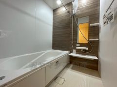 1日の疲れを癒すくつろぎのバスルーム。足を伸ばしてもゆったりと入れるサイズです。お子様と一緒にお風呂に入っても狭くないですね^^