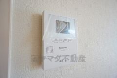 防犯性、セキュリティ対策に安心できるテレビモニター付きインターフォンです。セールスマン対策にもなり安心できます。