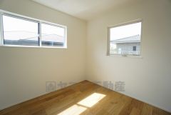 2面採光を確保した明るい室内は、風通しも良く、大変居心地の良い空間となっております。爽やかな風を感じて起きる朝は、快適生活の始まりに。