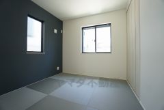 リビングからの続き間として和室をご用意しました。普段はリビングとつなげて開放的なスペースとして。来客時には客間としてお使いいただけます。