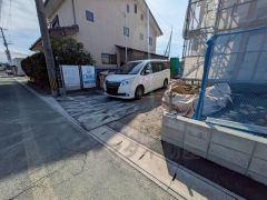 駐車スペースはゆとりある2台分を確保。マイカー用に、お客さま用に、余裕を持ってご利用いただけます。