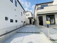 駐車スペースはゆとりある2台分を確保。マイカー用に、お客さま用に、余裕を持ってご利用いただけます。