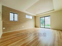 大きな窓のあるリビングは、陽光あふれる明るい空間です。居心地良く、ご家族皆がゆったり寛げる憩いの空間となりそうです。