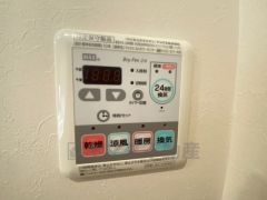 浴室暖房乾燥機には、暖房、乾燥、涼風、換気の4つの機能が付いています。タイマー付きです。リモコンで操作もボタン1つで簡単。