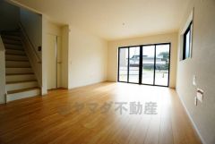 大きな窓のあるリビングは、陽光あふれる明るい空間です。居心地良く、ご家族皆がゆったり寛げる憩いの空間となりそうです。