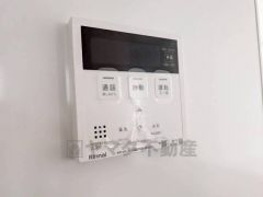 キッチン横からお湯張り、追い炊き、足し湯がボタン一つで楽々操作できる給湯機リモコンです＾＾忙しい夕飯の準備の時間帯に重宝しますね。