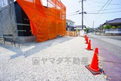 カースペースは並列駐車2台＾＾ご夫婦で1台ずつ所有出来ます＾＾スーパーまで徒歩7分。生活用品に困りません＾＾