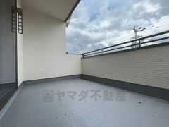 幅広のインナーバルコニーは多少の雨でも洗濯物を守ってくれ、家事を助けてくれること間違いなし。眩しすぎる日差しも和らげます。