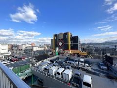 バルコニーからの眺望です。前面に遮るものがなく景色を一望できます。日当たりも良好。お洗濯物が良く乾きます。