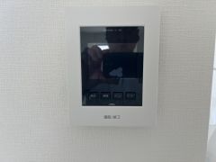 防犯性、セキュリティ対策に安心できるテレビモニター付きインターフォンです。セールスマン対策にもなり安心できます。