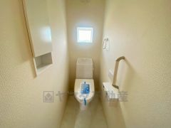 温水洗浄機付トイレです。節水機能もあるので、安心して使えますね。もちろん、1階2階の2ヶ所にトイレがあるので、忙しい朝にもゆとりができますね。