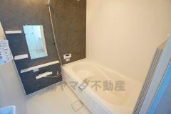 1日の疲れを癒すくつろぎのバスルーム。足を伸ばしてもゆったりと入れるサイズです。お子様と一緒にお風呂に入っても狭くないですね^^