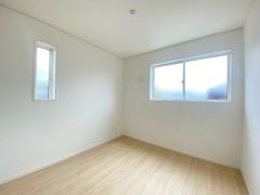 温かい光の差し込むゆとりのある居室をぜひ現地にてご確認くださいませ。