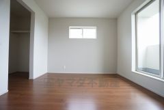 同仕様写真。住む人のこだわりを活かす洋室＾＾日当たりがよく、寝室としての利用もおすすめ。広めのクローゼットもあり荷物もすっきり片付けれ、ゆとりのある暮らしが出来ます＾＾