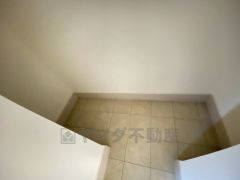 シューズインクロークも完備されており、玄関収納も問題ありません。棚の上にお花など飾ってインテリアも楽しめますね。