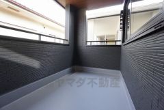 幅広のインナーバルコニーは洗濯物を守りやすく、眩しすぎる日差しも和らげます。 南側に面した大型のバルコニーは日当たり良好です。お洗濯物も気持ちよく干せそうです。