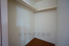 収納力豊富なウォークインクローゼット付き。洋服や小物などを1箇所にまとめて美しい収納を実現します。