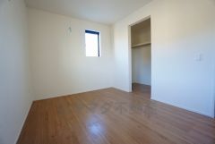 住む人のこだわりを活かす洋室＾＾日当たりがよく、寝室としての利用もおすすめ。広めのクローゼットもあり荷物もすっきり片付けれ、ゆとりのある暮らしが出来ます＾＾