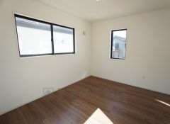 同仕様写真。明るい洋室です。ナチュラル色のフローリングで開放的な優しい雰囲気になっています＾＾ベッドや机、ＴＶを置いてもゆとりのある広さです。