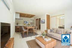 家具・家電はイメージCG画像です。家族が集まる開放的なリビング。18.5帖の大空間で毎日のお食事が楽しみです＾＾思い思いの時間を過ごしたり、家族みんなで食事をしたり、素敵な団らんの場になりますね。