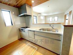 対面式カウンターキッチンからはお子様の様子が見守れます。ダイニングへの配膳や調理の時便利なカウンター付き。