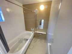 1日の疲れを癒すくつろぎのバスルーム。足を伸ばしてもゆったりと入れるサイズです。お子様と一緒にお風呂に入っても狭くないですね^^