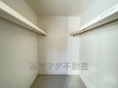 収納力豊富なウォークインクローゼット付き。洋服や小物などを1箇所にまとめて美しい収納を実現します。