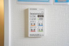 雨の日の洗濯も安心できる浴室暖房乾燥機付き浴室。リモコンで操作もボタン1つで簡単。 浴室暖房乾燥機には、暖房、乾燥、涼風、換気の4つの機能が付いています。タイマー付きです。