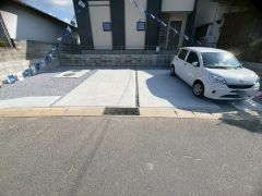 駐車スペースはゆとりある2台分を確保。マイカー用に、お客さま用に、余裕を持ってご利用いただけます^^