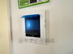 防犯はもちろん、セールスマン対策にもなるモニター付きインターホンです。 来訪者の顔が見えるので安心ですね＾＾