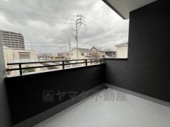 前面棟がなくバルコニーからの眺望は良好です＾＾テーブルとイスを置いてカフェタイムや日光浴、星を眺めたりも良いですね^^