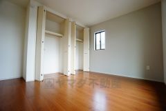 同仕様写真。住む人のこだわりを活かす洋室＾＾日当たりがよく、寝室としての利用もおすすめ。広めのクローゼットもあり荷物もすっきり片付けれ、ゆとりのある暮らしが出来ます＾＾